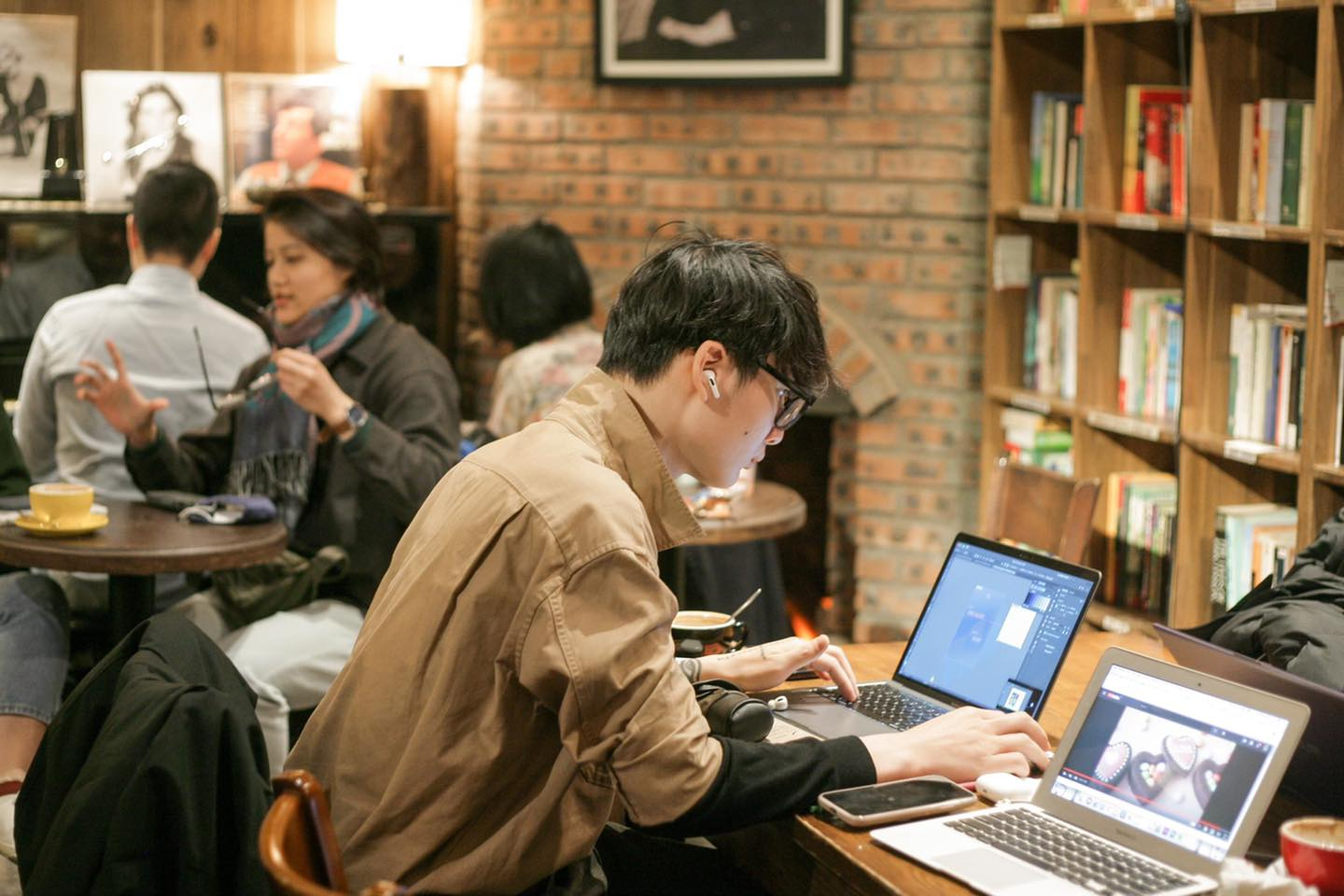 Cafe models combined with co-working spaces