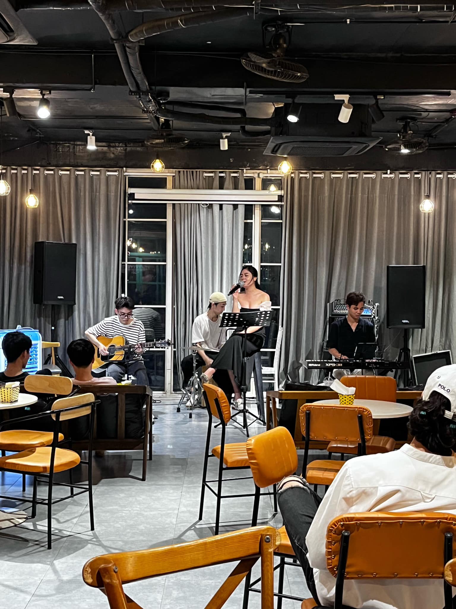 Sing-for-Each-Other Café