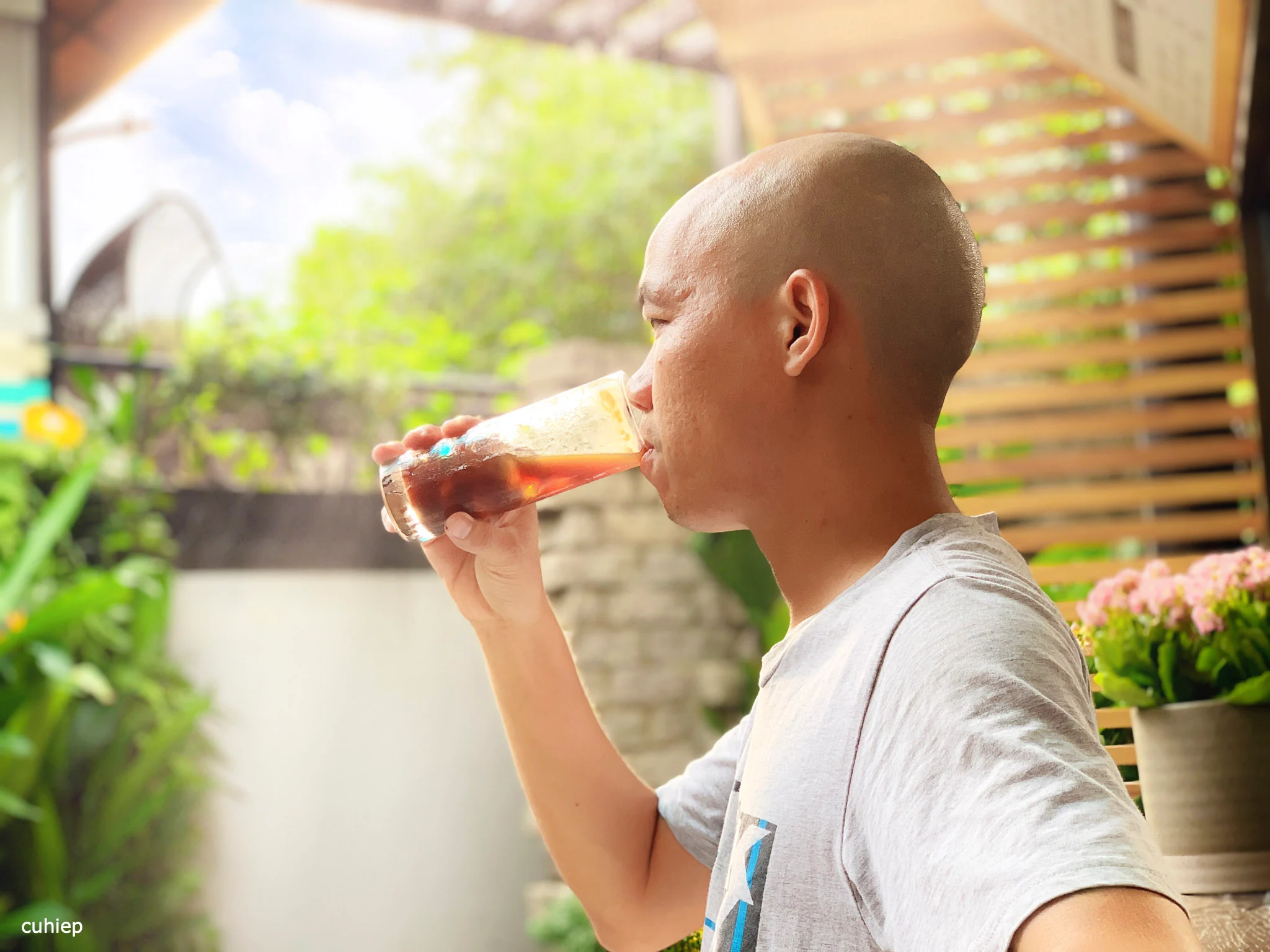 Choosing cold brew coffee instead of hot coffee can be beneficial for those with sensitive stomachs.